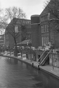 810946 Gezicht op de aan de Oudegracht gelegen achterzijde van het Hoofdpostkantoor (Neude 11) te Utrecht.